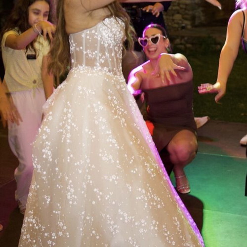 Wedding dress from atelier Constantino with sleeves and veil