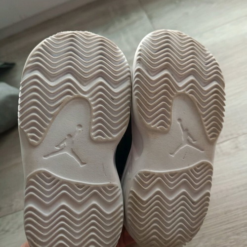 Nike Air Jordan παιδικά αθλητικά νούμερο 23 σαν καινούργιο μαύρο και κόκκινο