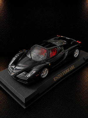 Ferrari Enzo 1:43 collectible model with display base like new