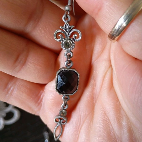 Dangling earrings like new with hematite stone