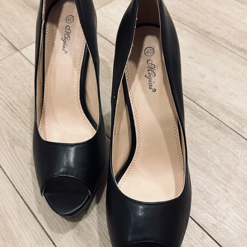 Megias women's elegant high heel shoes black leather like new size 40