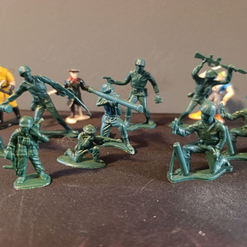 Vintage plastic army men and figures set of 13 pieces, like new