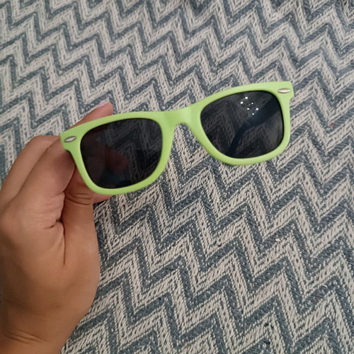 Children's sunglasses used with small scratch