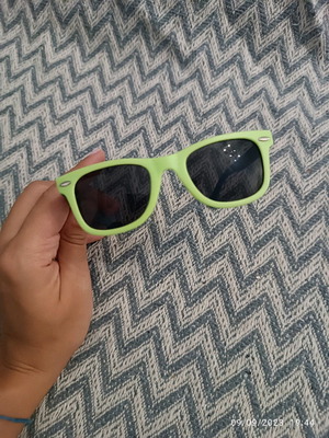 Children's sunglasses used with small scratch