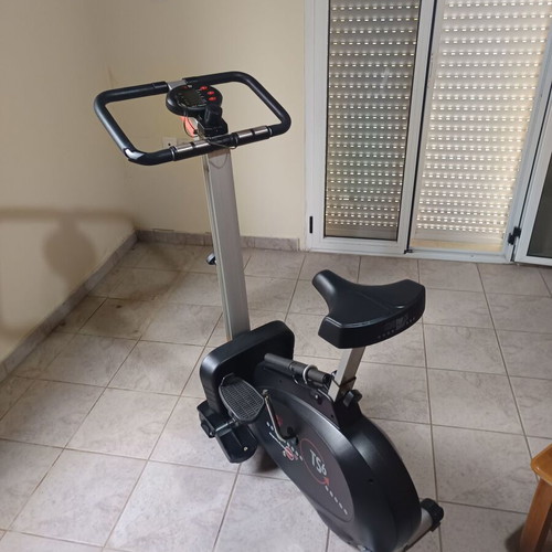 Static bike and rowing machine like new with control panel