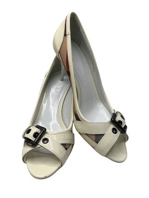 Обувки на ток от лакова кожа в екра на Burberry