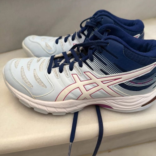 Asics volleyball shoes used, comfortable fit