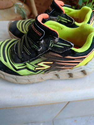 Αθλητικά παιδικά Skechers νούμερο 26 μεταχειρισμένα, κίτρινα με φωτάκι