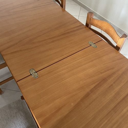 Foldable table with 6 chairs like new, brown wood