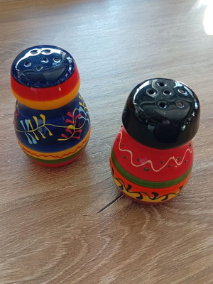 Salt and pepper shaker like new, in perfect condition