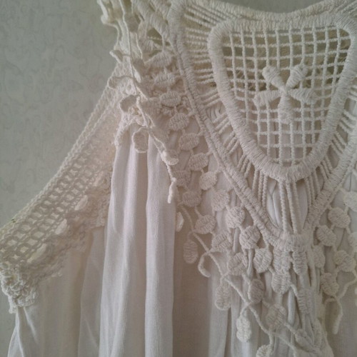Attrattivo white sleeveless blouse used, knitted details