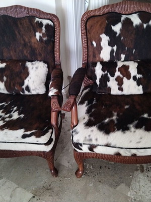 Set of 2 armchairs with natural fur and wood carving like new