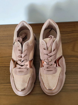 Athletic shoes pink new with laces