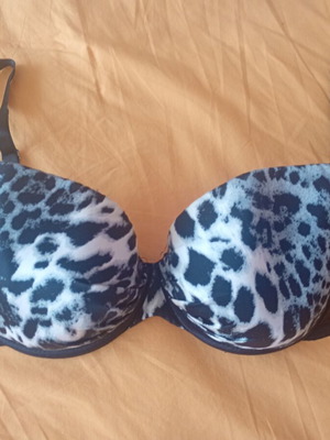 Med 90 D Animal Print Bra like new, black and white