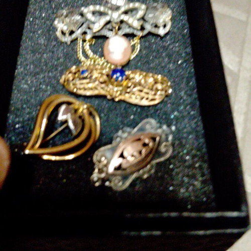 Antique pins used, gold and silver 900 and 925 set