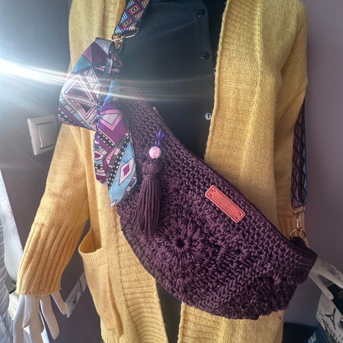 Handmade knitted crossbody bag in burgundy with geometric strap