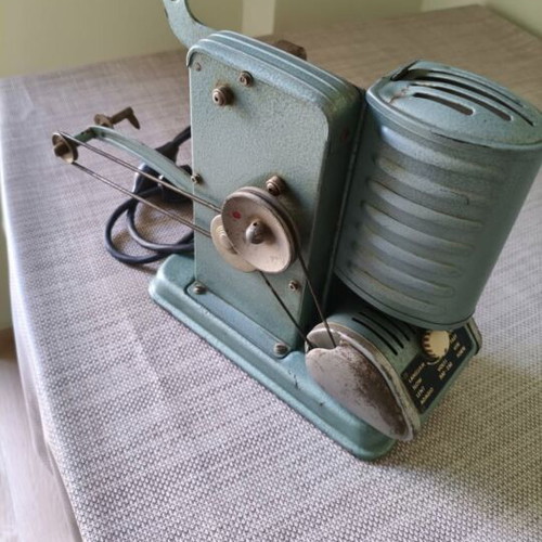 Noris Movie Projector 16 mm used, 1952 German model with spare lamp