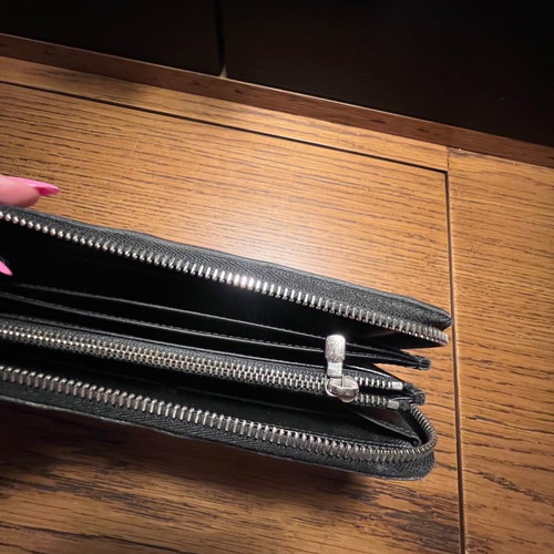 Louis Vuitton zippy leather wallet used, black with multiple card slots