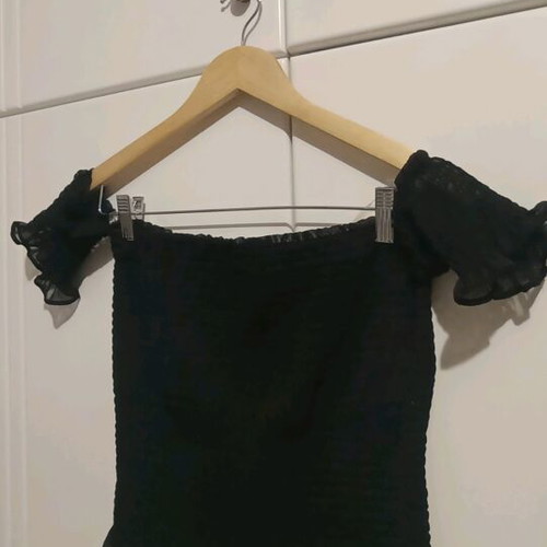 Top Medium off-shoulder black Golden Lady like new