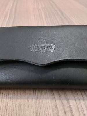 Θήκη γυαλιών Levi's καινούργια, μαύρη δερματίνη με βελούδινο πανάκι