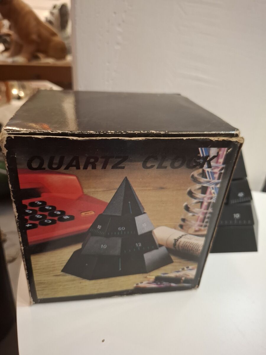 1988 Time Pyramid 4-D Design Desk Clock… - € 50,00 - Vendora.gr