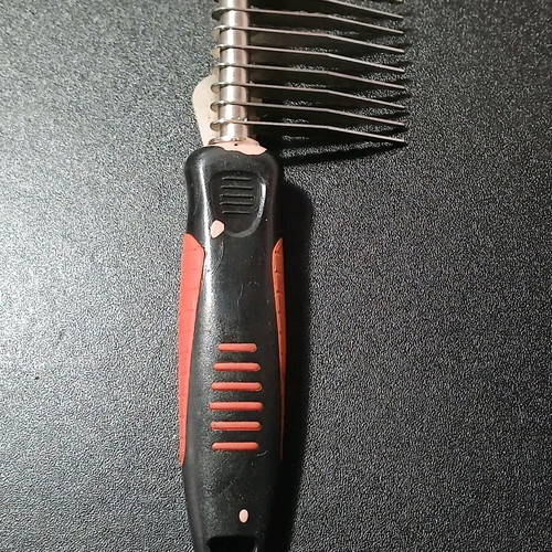 Dog comb with razor used for hair removal