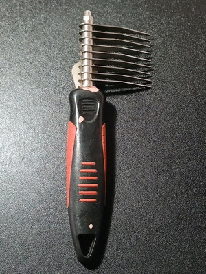 Dog comb with razor used for hair removal
