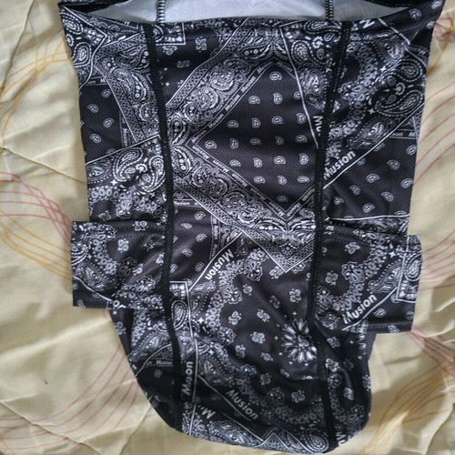 Face mask neck gaiter like new with paisley pattern