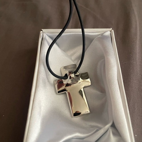 Cross pendant like new