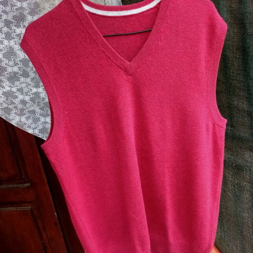 V-neck sweater vest like new, red, 50% cashmere 50% merino wool
