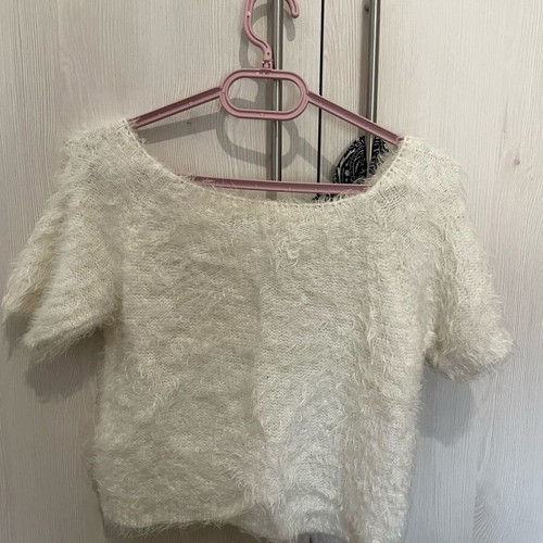Fuzzy shirt like new, white, size M