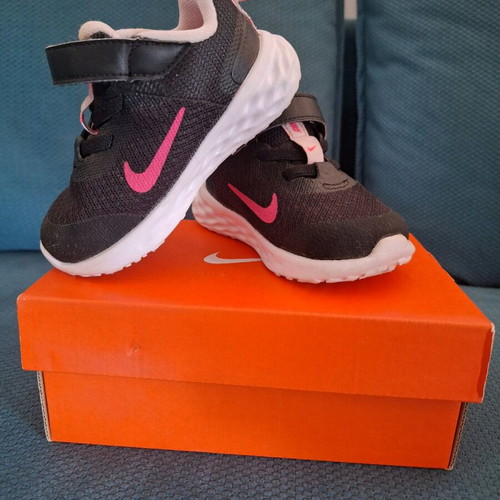 Adidas shoes size 21 like new, black with fuchsia details