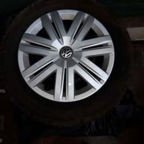 Ζάντες VW Polo 2011 μεταχειρισμένες με τασάκια σε πολύ καλή κατάσταση
