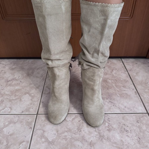 Suede women's boots with fringes size 38, like new, beige