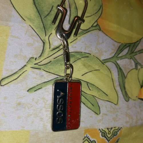 Collectible vintage keychains used, pack of 5 with Batman 1989 pin