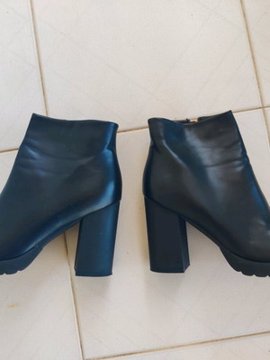 Ioannis leather ankle boots size 41 new, black