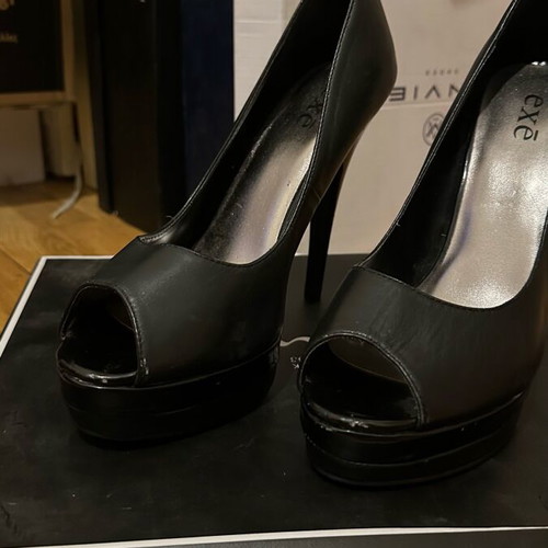 Exe peep toe black leather pumps new with iridescent silver insole