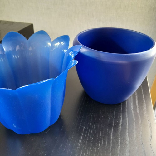 Blue flower pots plastic and clay, set of 2