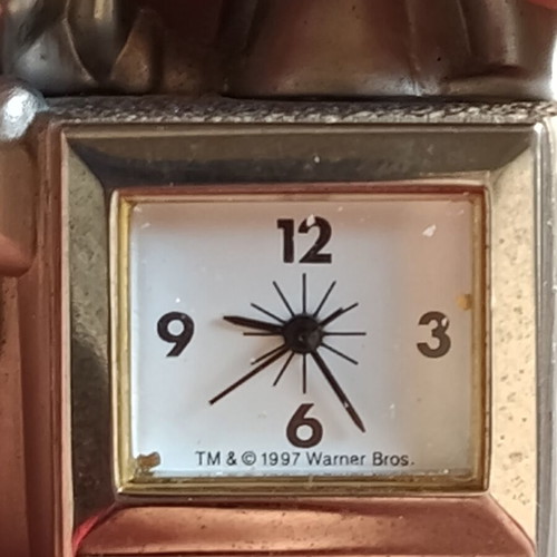Bugs Bunny Warner Bros 1997 collectible clock like new, analog table
