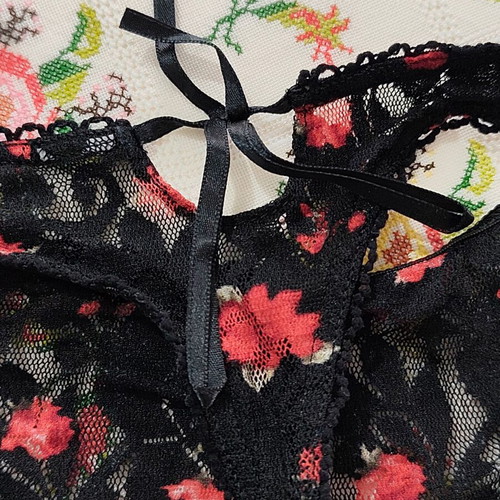 Lingerie set new from Paris, bra 70B and small slip, black-red