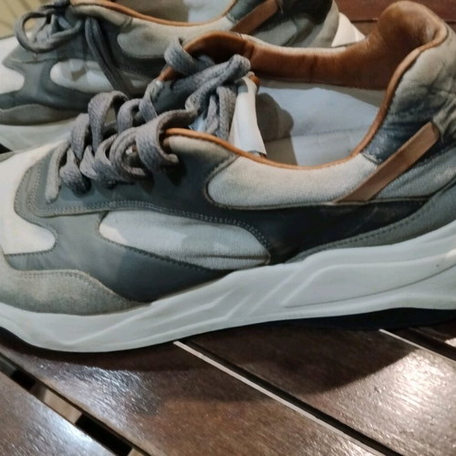 Guy Laroche sneakers used, gray and white athletic shoes