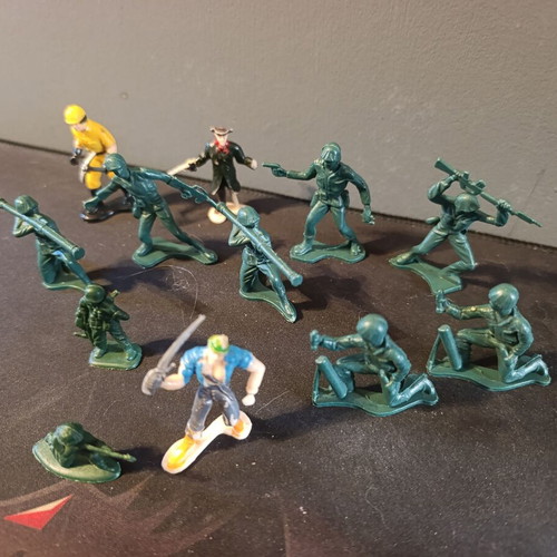 Vintage plastic army men and figures set of 13 pieces, like new
