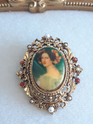 Vintage brooch used, gold tone with woman portrait