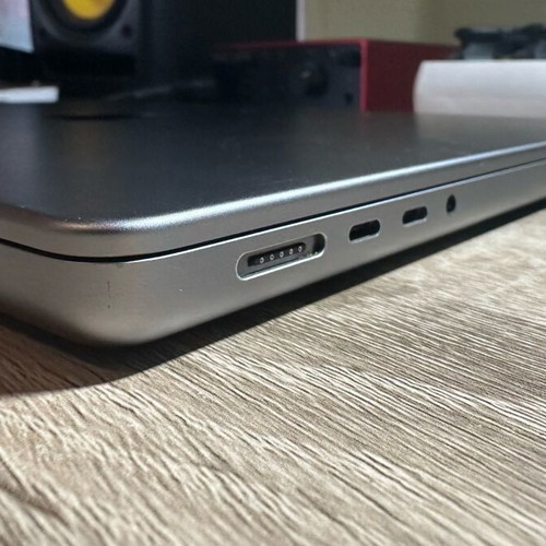 MacBook Pro 14" M1 Pro 2021 16GB RAM 500GB SSD like new