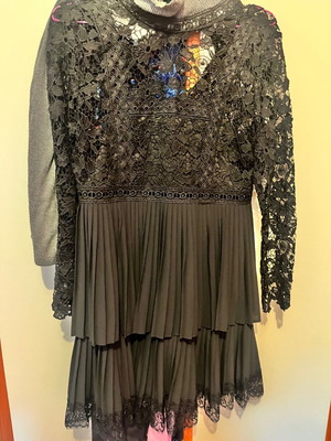Black dress with lace and ruffles like new, size L