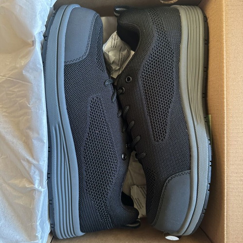 Work shoes new, steel toe, very lightweight, size 43, black