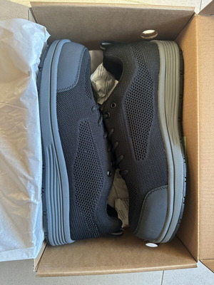Work shoes new, steel toe, very lightweight, size 43, black