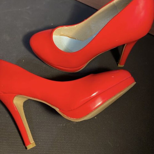 Magic red pumps size 37 like new, patent leather, round toe