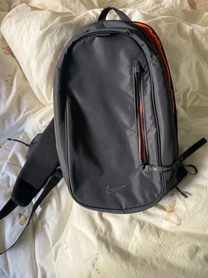 Τσαντάκι sling Nike 9L σαν καινούργιο, μαύρο