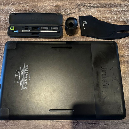 Wacom Cintiq 13HD tablet used for graphic designers